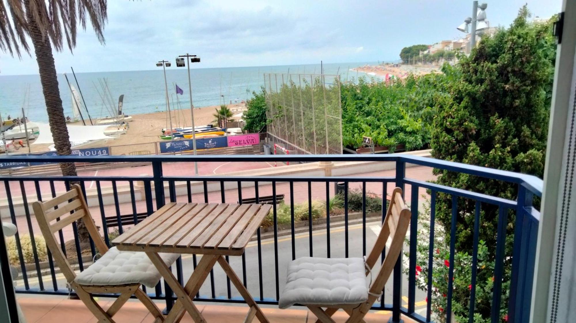 Beachfront Apartment With Private Parking Sant Pol De Mar Extérieur photo