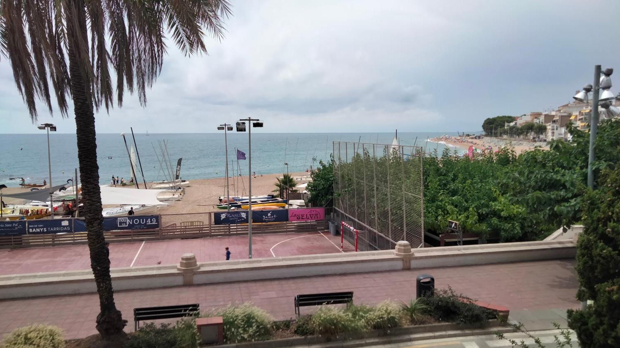 Beachfront Apartment With Private Parking Sant Pol De Mar Extérieur photo